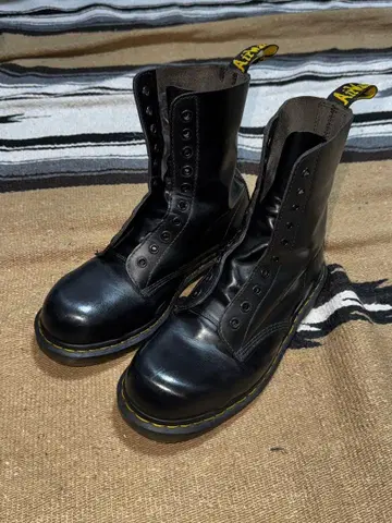 Dr. Martens 10홀 부츠