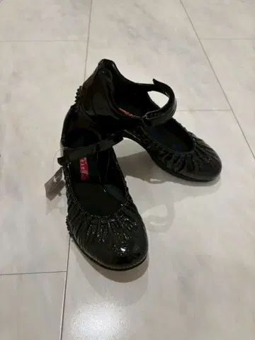 aravon by newbalance 블랙 스트랩 플랫슈즈