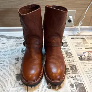 브라운 가죽 엠블럼 미들 컷 부츠