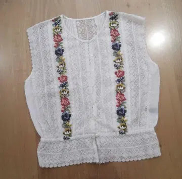 핑크하우스 크로스 스티치 자수 레이스 블라우스 슬리브리스 화이트