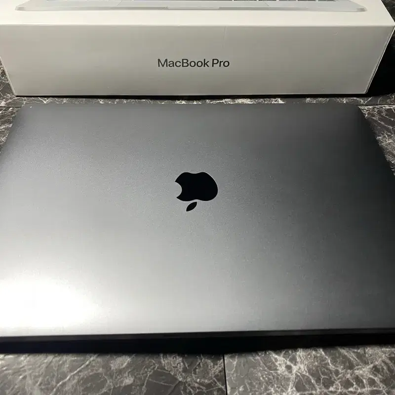 맥북 프로 M2 13인치 512GB 터치바 풀박스 배터리 98%(흠집 없