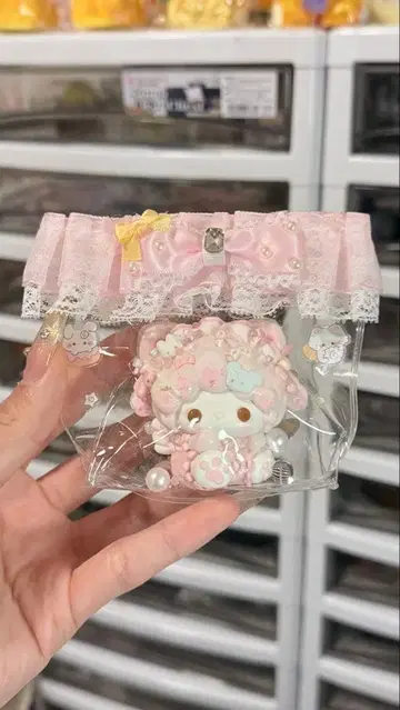 손을 오물거리는 아기 양 스퀴즈