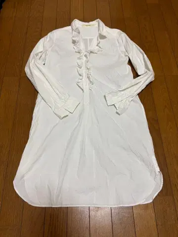 맥피 프릴 장식 화이트 셔츠 원피스