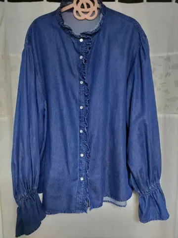 셀룰로오스 혼방 데님 프릴 블라우스