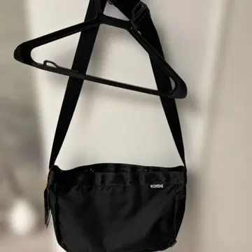 CHROME NEWSPAPER 블랙 숄더백