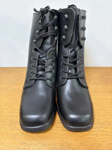 스터드 장식 레이스업 블랙 부츠