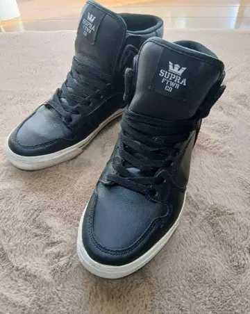 SUPRA 블랙 하이컷 스니커즈