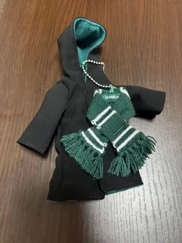 블랙 후드 부착 코트와 그린 스카프