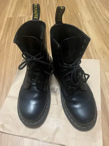 닥터마틴 8홀 신발 블랙 UK5 24~24.5cm