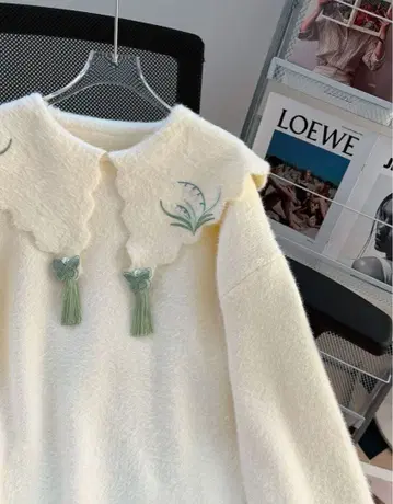 크림 x 그린 백합 자수 프릴 칼라 니트탑