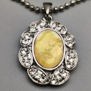 우아한 쉘 목걸이 ~레인보우 컬러 빛을 담은 꽃 모양 빈티지 디자인~