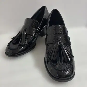 컨디션 최상 ZARA 에나멜 태슬 로퍼 블랙 39