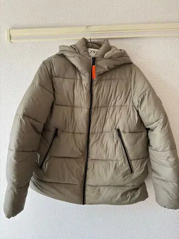 ZARA 후드 부착 카키 다운 자켓 S 사이즈