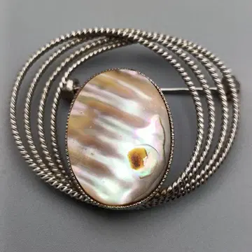 우아한 쉘 브로치 ~레인보우 컬러의 빛을 담은 트위스트 디자인~