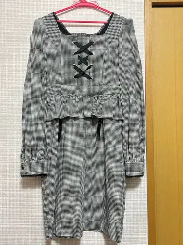 체크 무늬 프릴 미니 원피스