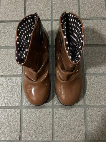 모리걸 도트 에나멜 장화 부츠