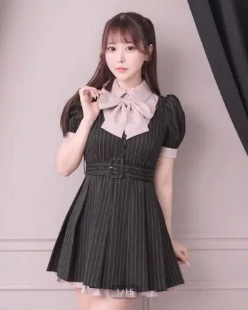 pium 리본 타이 부착 플리츠 미니 원피스 블랙 스트라이프