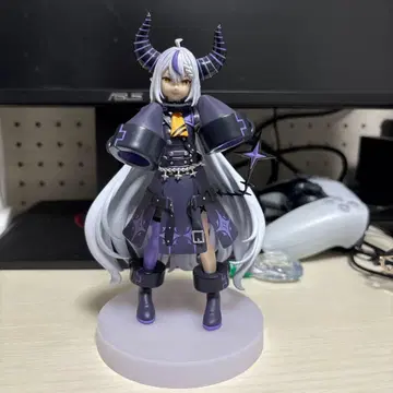 보라색 의상의 피규어 라플라스 다크니스