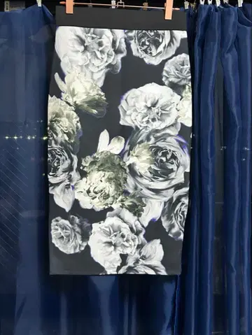 ZARA (자라) 플라워 프린트 타이트 스커트