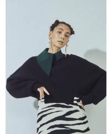 2603042 UN3D. 돌먼 숏 니트 탑 블랙