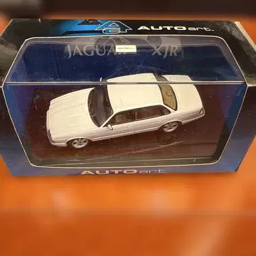 No.128. 오토아트제 1/43 스케일 재규어 XJR 실버