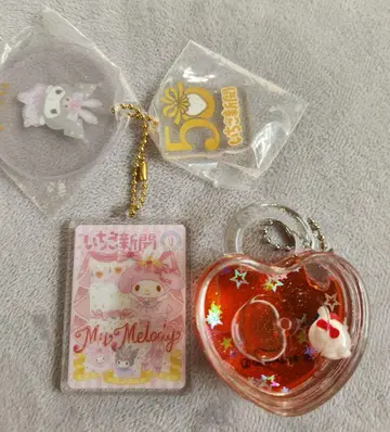 헬로키티 키라유라 플로팅 하트 락 키링 50주년 딸기신문