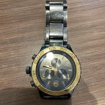 NIXON 크로노그래프 손목시계 블랙/골드