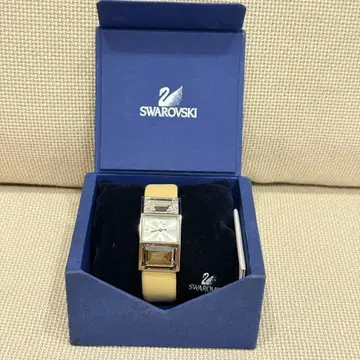 SWAROVSKI 베이지 가죽 아날로그 시계