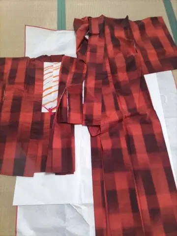 빨간색과 검은색 체크 무늬 기모노 겉옷 앙상블