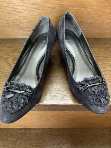 ANTEPRIMA 그레이 꽃 장식 펌프스