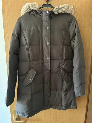 EASTBOY 퍼 달린 다크 브라운 롱 다운 자켓