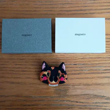 megneco 고양이 얼굴 자수 브로치