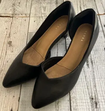 RANDA 란다 V컷 사이드 오픈 펌프스 5cm