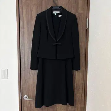 ATSUKI ONISHI 블랙 원피스 수트 (자켓 포함)