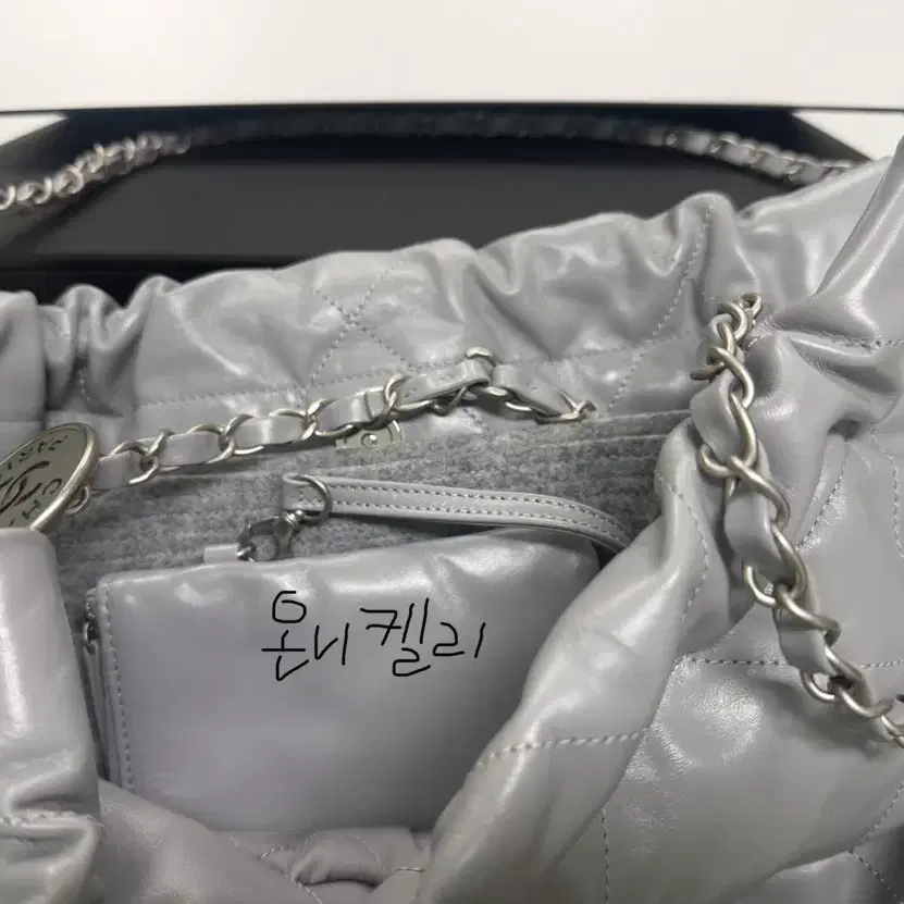 샤넬 [중고]직거래가!!샤넬 22백 스몰 그레이 은장 내장칩 사진 2