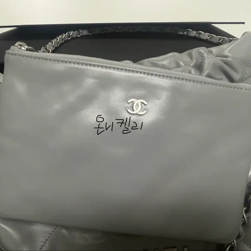 샤넬 [중고]직거래가!!샤넬 22백 스몰 그레이 은장 내장칩 사진 3