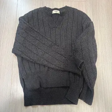 빔즈 다크 그레이 리브 니트 긴팔 스웨터