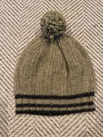 MHL. 폼폼 포함 니트 모자 그레이 올리브