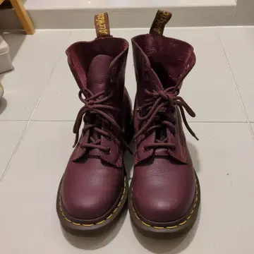 닥터 마틴 버건디 레이스업 부츠