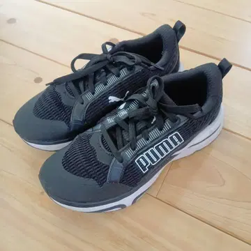 PUMA SOFTRIDE 블랙 스니커즈