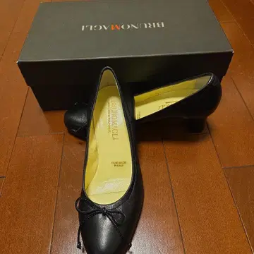 BRUNOMAGLI 블랙 가죽 펌프스 중간 힐