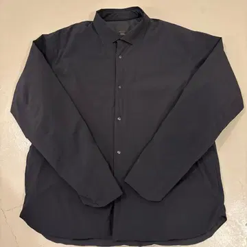 [데상트 올마인드] 인슐레이티드 라이트웨이트 셔츠 블랙 XO