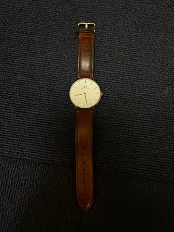 심플한 브라운 가죽 벨트 손목시계