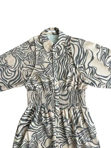 IHNN STUDIOUS 별주 바그 프린트 허리 셔링 롱 드레스