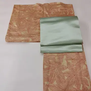 세련된 단의 크림색 바탕에 두릅나무 잎 무늬 어깨. 기장 146cm