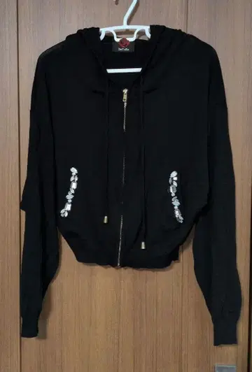 DaTuRa 블랙 크롭 후드티