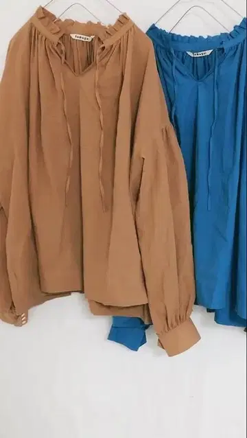 tumugu 프릴 긴팔 셔츠 (브라운)