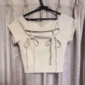 ANDMARY Bebe 리본 tops