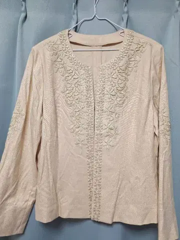 레리안 자수 베이지 노카라 자켓