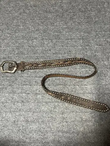 스터드 장식 브라운 가죽 벨트